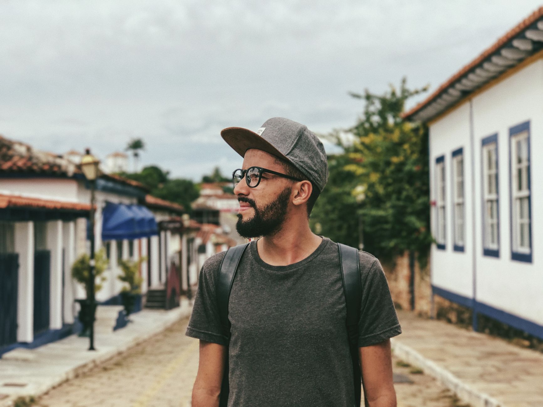 Tarihi sokakta yürüyen gezgin ve fotoğraf makinesi