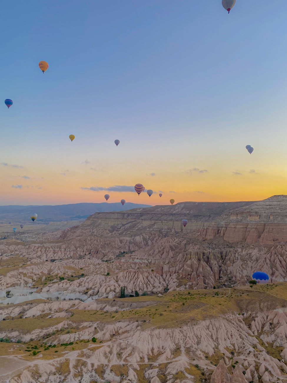 Kapadokya sıcak hava balonları ve gün doğumu manzarası