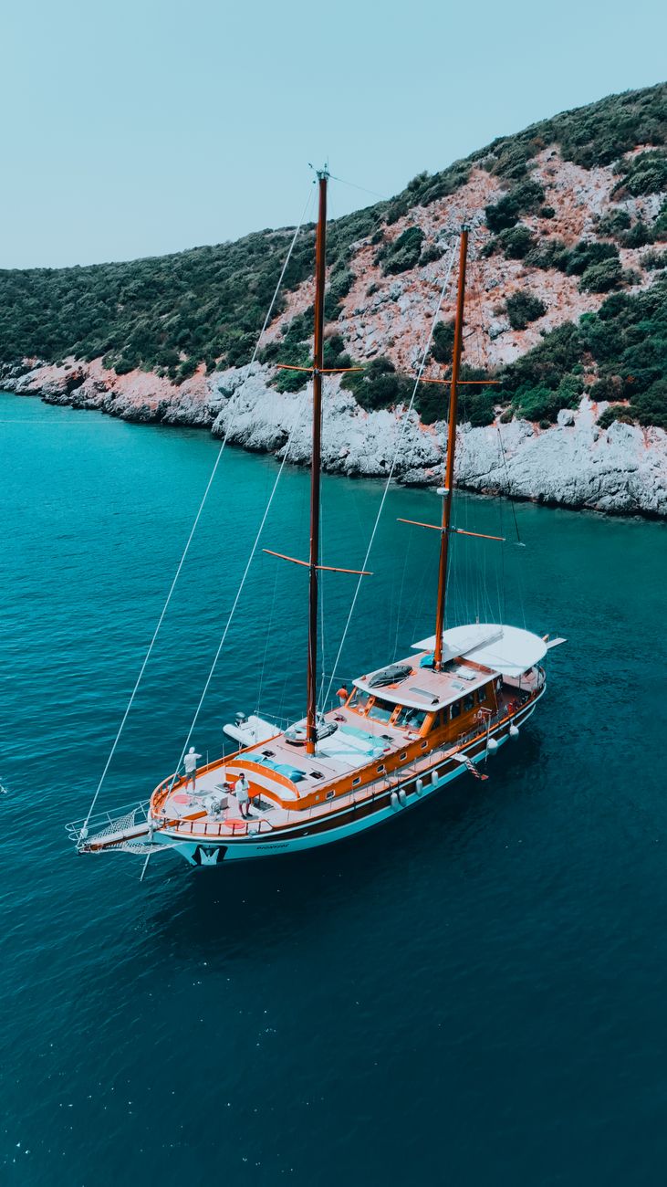 Akdeniz koyunda demirli geleneksel ahşap gulet