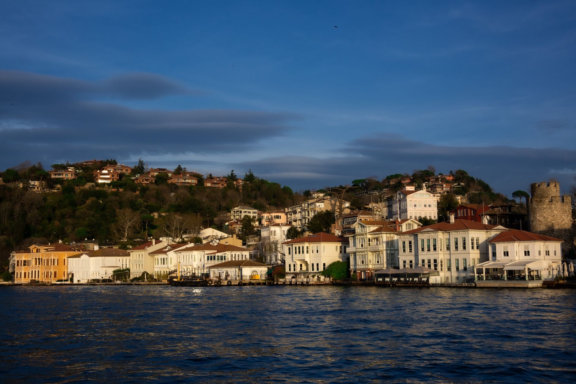 İstanbul Boğazı tarihi yalı ve vapur gün batımı